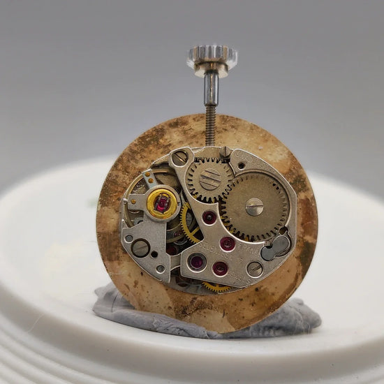 Mouvement manuel d'une montre vintage Lip TV Coussin 1970 au cadran crème, vue macro détaillée.