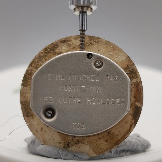 Mouvement manuel Lip TV Coussin 1970. Détail calibre vintage. Horlogerie mécanique authentique.