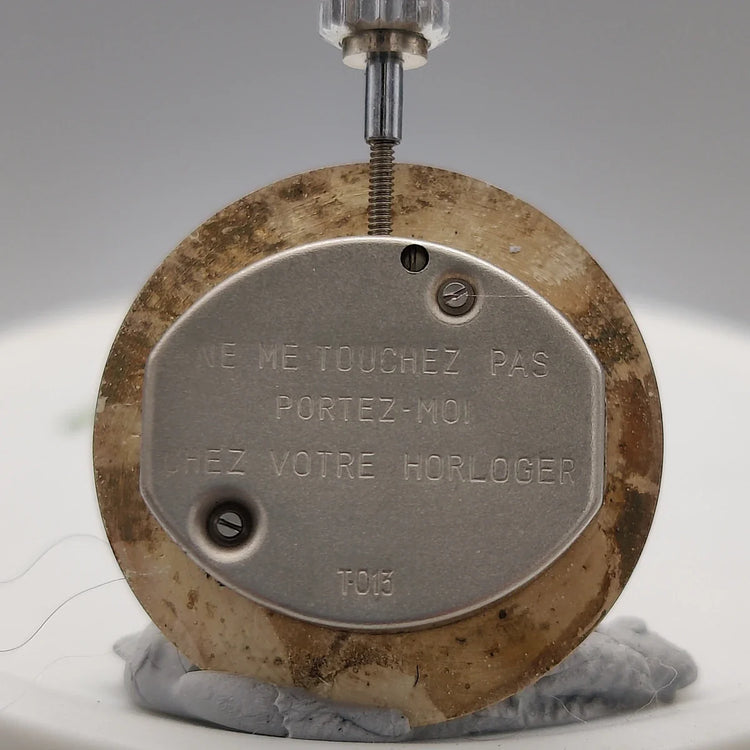 Mouvement manuel Lip TV Coussin 1970. Détail calibre vintage. Horlogerie mécanique authentique.