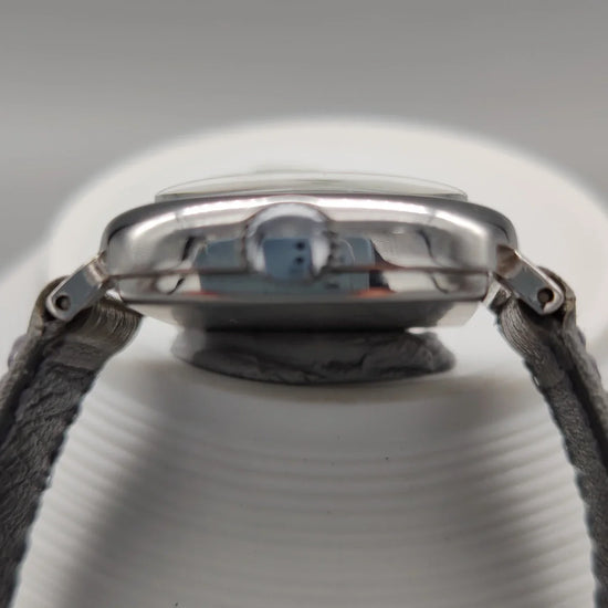 Lip TV Coussin 1970 vintage, cadran crème, mouvement manuel. Vue de profil.