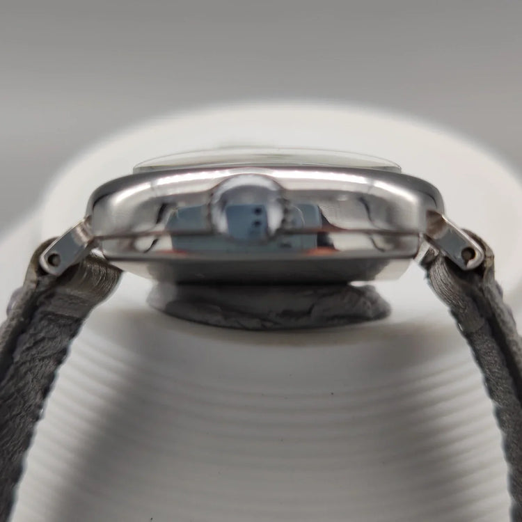 Lip TV Coussin 1970 vintage, cadran crème, mouvement manuel. Vue de profil.