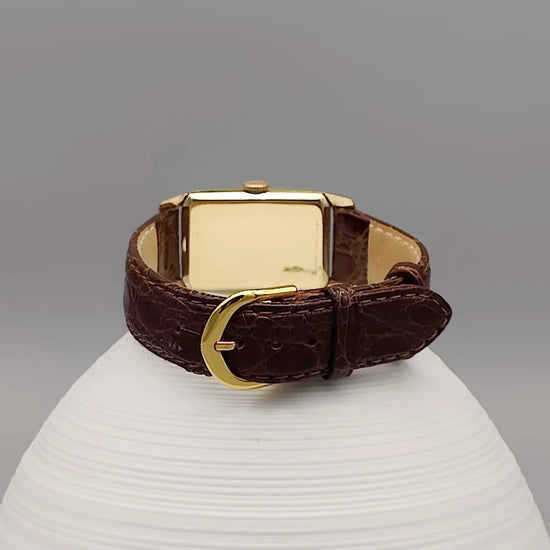 Montre Longines Art Deco Rectangular 1944, cadran champagne, mouvement manuel. Vue de fond détaillée.