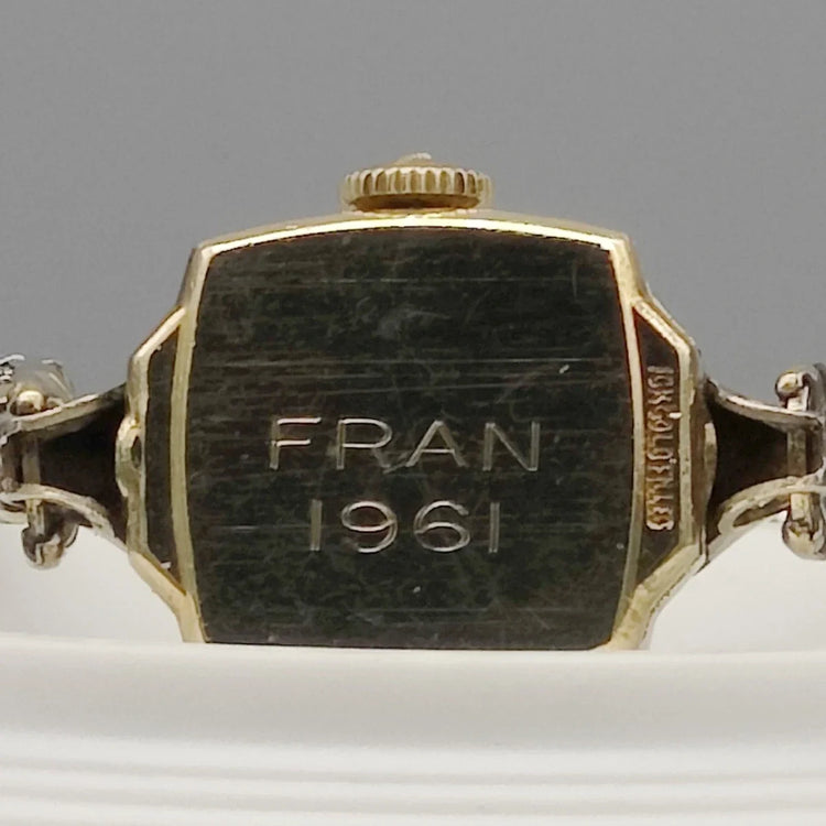 Montre Longines Cocktail vintage 1961, cadran champagne, mouvement manuel, vue de fond.