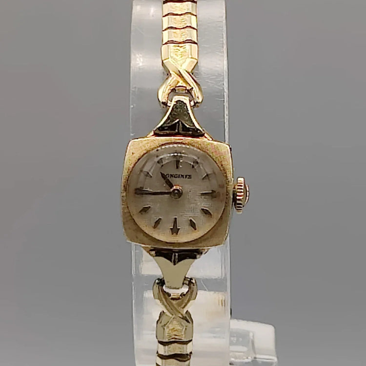 Vue détaillée du boîtier d'une montre Longines Cocktail vintage de 1961, mouvement manuel et cadran champagne.