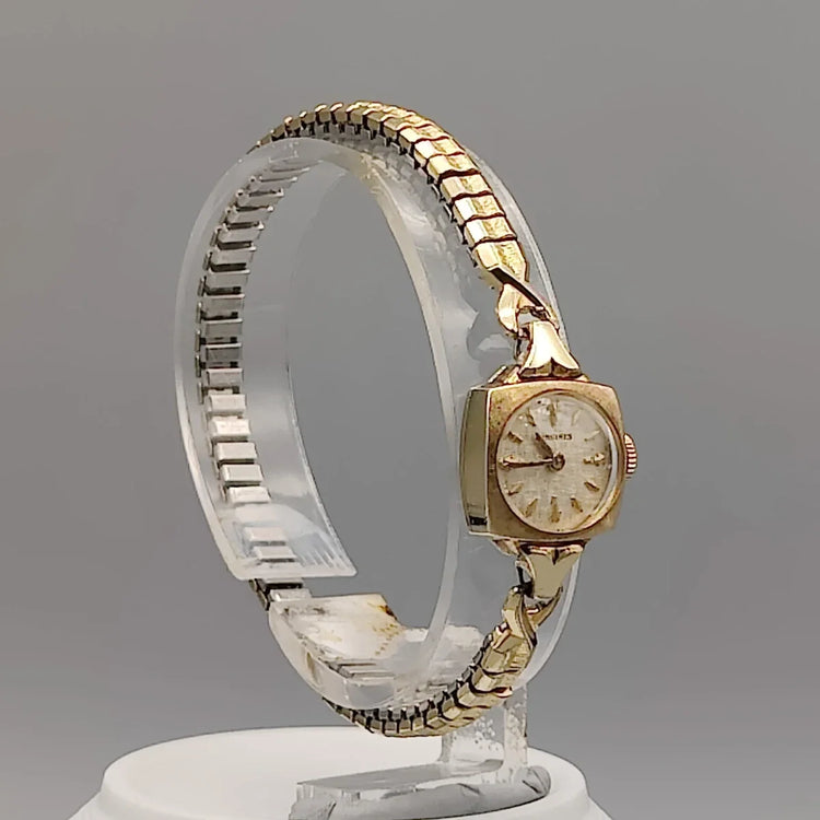Couronne détaillée de la montre Longines Cocktail vintage de 1961, mouvement manuel, cadran champagne. Élégance intemporelle.