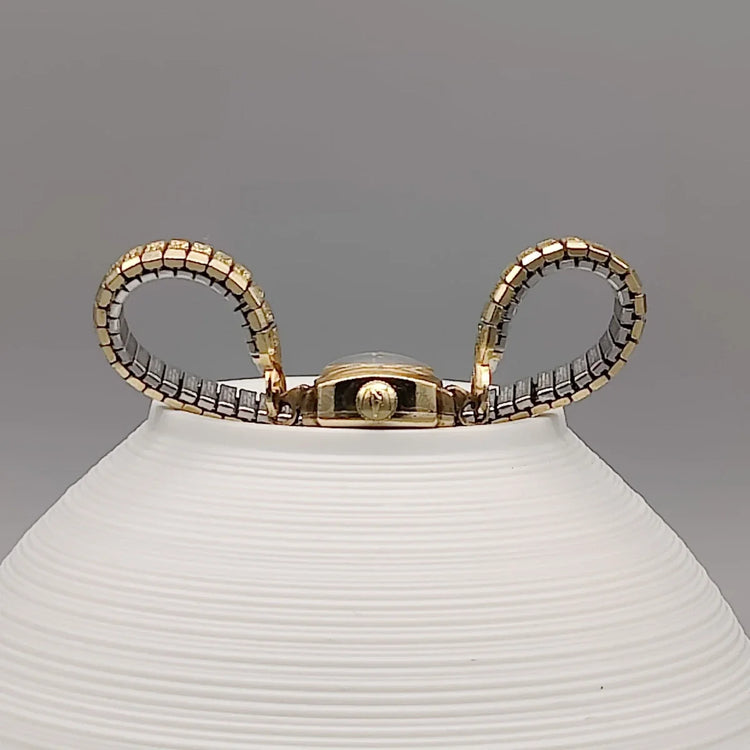 Longines Cocktail 1961, vue rapprochée de la couronne et du cadran champagne, mouvement manuel.