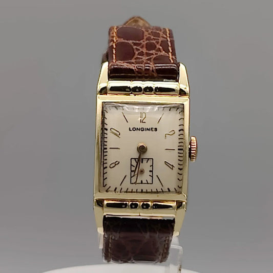 Cadran champagne d'une montre Longines Rectangular Art Deco de 1948, mouvement manuel, élégance vintage.