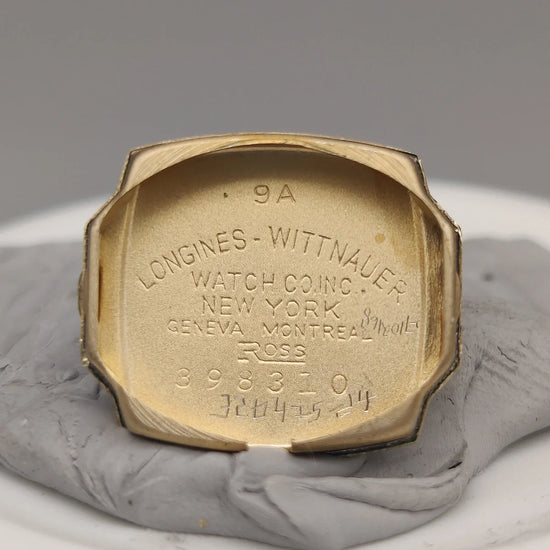 Longines Rectangular Dress Watch 1950, cadran crème. Photo sur fond d'une montre vintage à mouvement manuel.