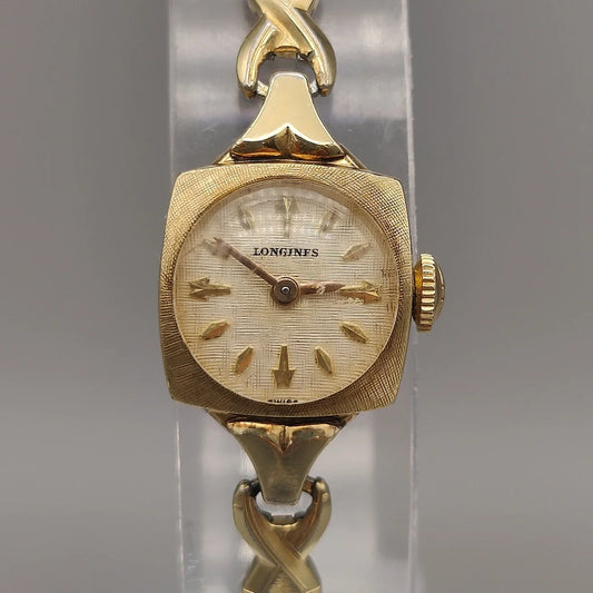 Cadran crème d'une montre Longines Rectangular Dress Watch vintage de 1950. Détails du mouvement manuel.
