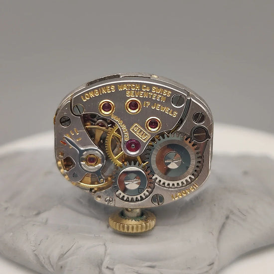 Mouvement manuel d'une montre Longines Rectangular Dress Watch de 1950. Calibre vintage détaillé.
