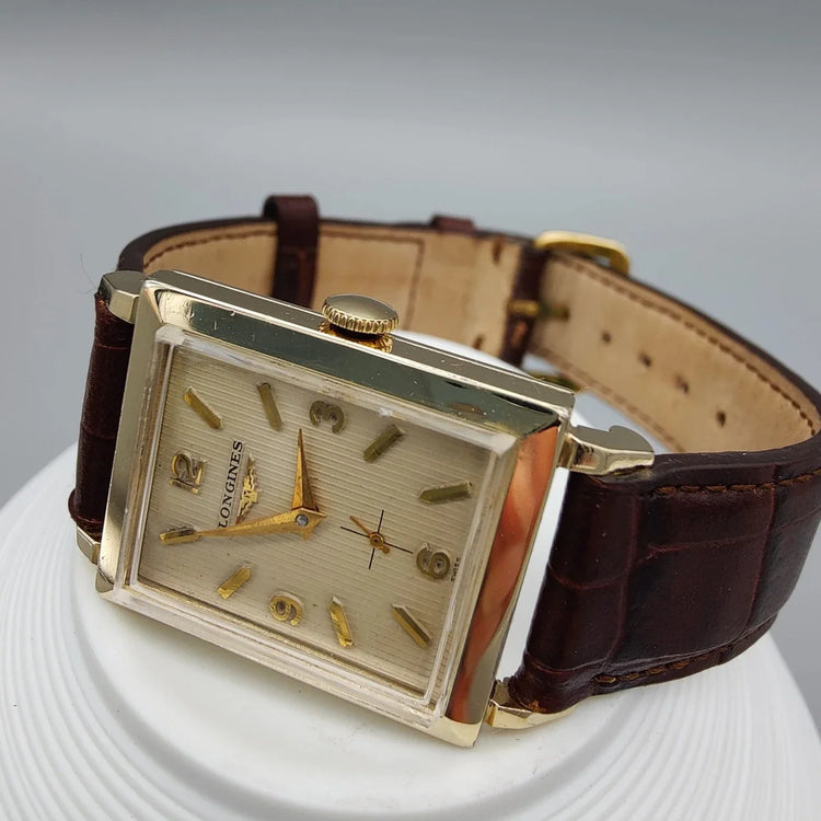 Couronne de la montre Longines Vintage Square 1955, mouvement manuel, cadran champagne.