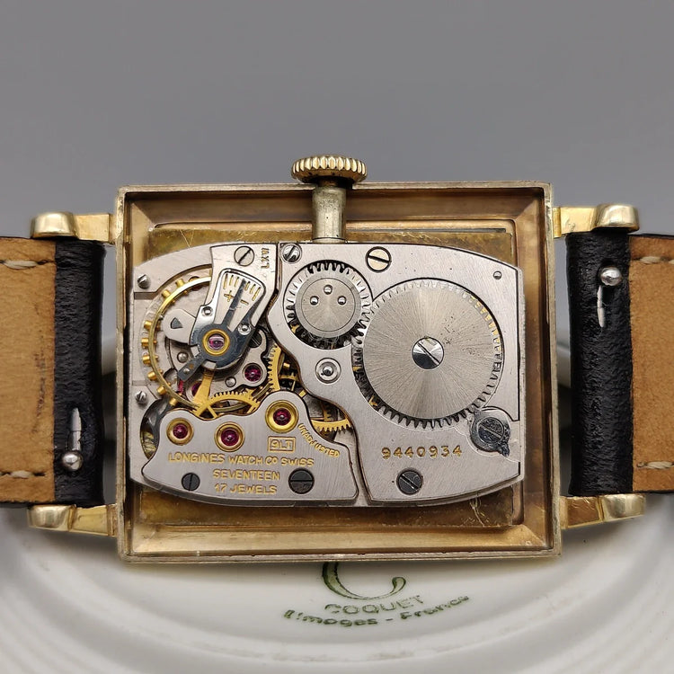 Mouvement manuel de la montre Longines Vintage Square 1955. Détail du mécanisme horloger.