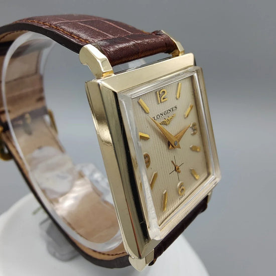 Longines Vintage Square 1955, montre-bracelet à mouvement manuel, cadran champagne. Vue de profil d'une montre Longines.