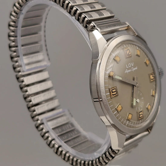 Lov Aqua-Sport 1970 vintage automatique, détail de la couronne. Montre femme gris champagne.