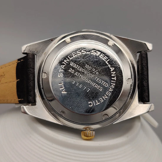 Montre vintage Lov Espadon 1970, cadran noir. Mouvement manuel. Photo sur fond neutre.