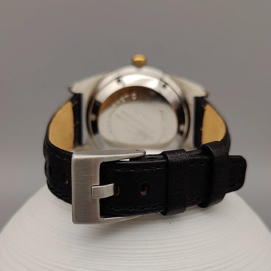 Fermoir authentique de la montre vintage Lov Espadon 1970, mouvement manuel. Détail essentiel d'une montre de collection.