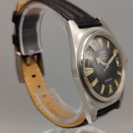 Couronne de montre vintage Lov Espadon 1970, mouvement manuel. Un détail authentique de cette montre ancienne au cadran noir.
