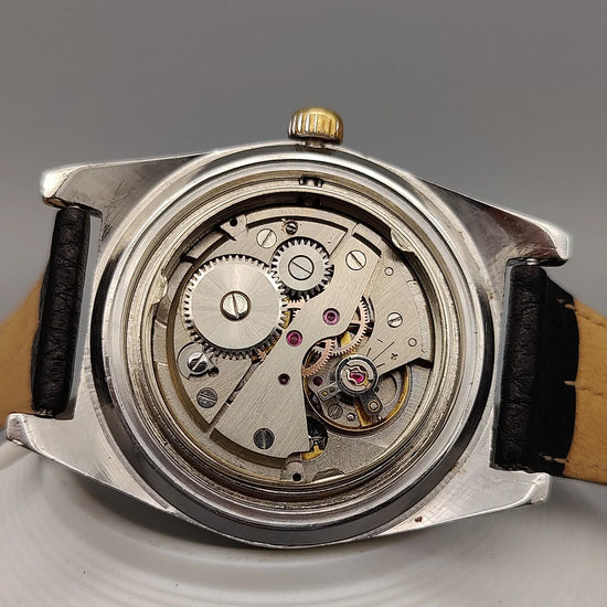 Mouvement manuel détaillé de la montre Lov Espadon 1970, un chef-d'œuvre d'horlogerie vintage.