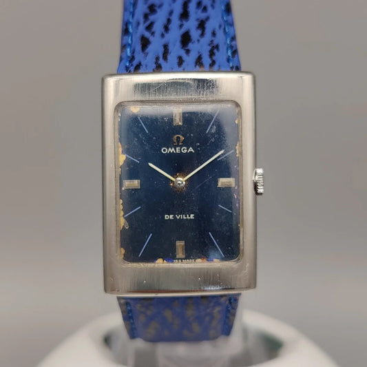 Vue détaillée du boîtier d'une montre Omega De Ville vintage de 1969, cadran bleu, mouvement manuel. Pièce de collection.