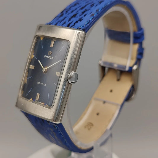 Vue détaillée de la couronne d'une montre Omega De Ville vintage de 1969, cadran bleu, mouvement manuel.