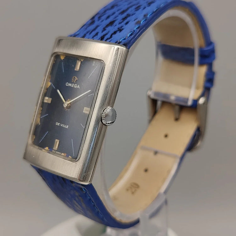Vue détaillée de la couronne d'une montre Omega De Ville vintage de 1969, cadran bleu, mouvement manuel.