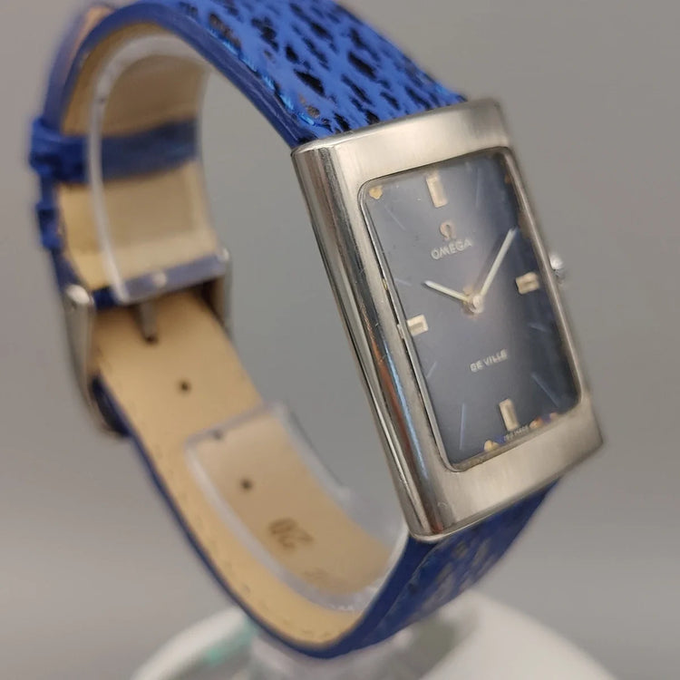 Couronne finement gravée d'une montre Omega De Ville de 1969, mouvement manuel, cadran bleu. Détail vintage.