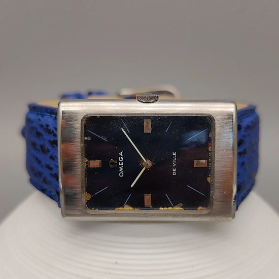 Cadran bleu profond de la montre Omega De Ville manuelle de 1969. Vintage, élégante et authentique.