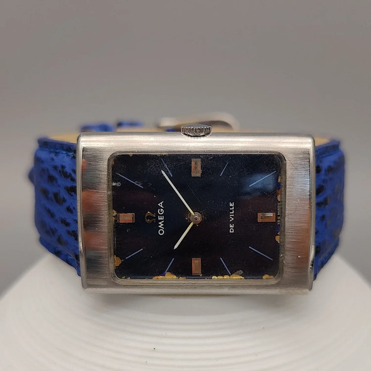 Cadran bleu profond de la montre Omega De Ville manuelle de 1969. Vintage, élégante et authentique.