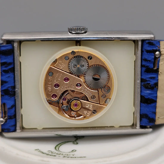 Photo macro du mouvement manuel Omega De Ville vintage 1969. Précision horlogère d'époque.