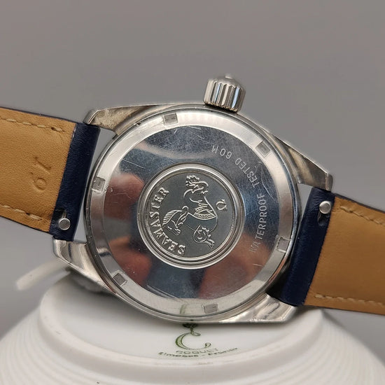 Omega Seamaster 60 vintage 1968, cadran bleu, mouvement automatique, vue de fond détaillée.
