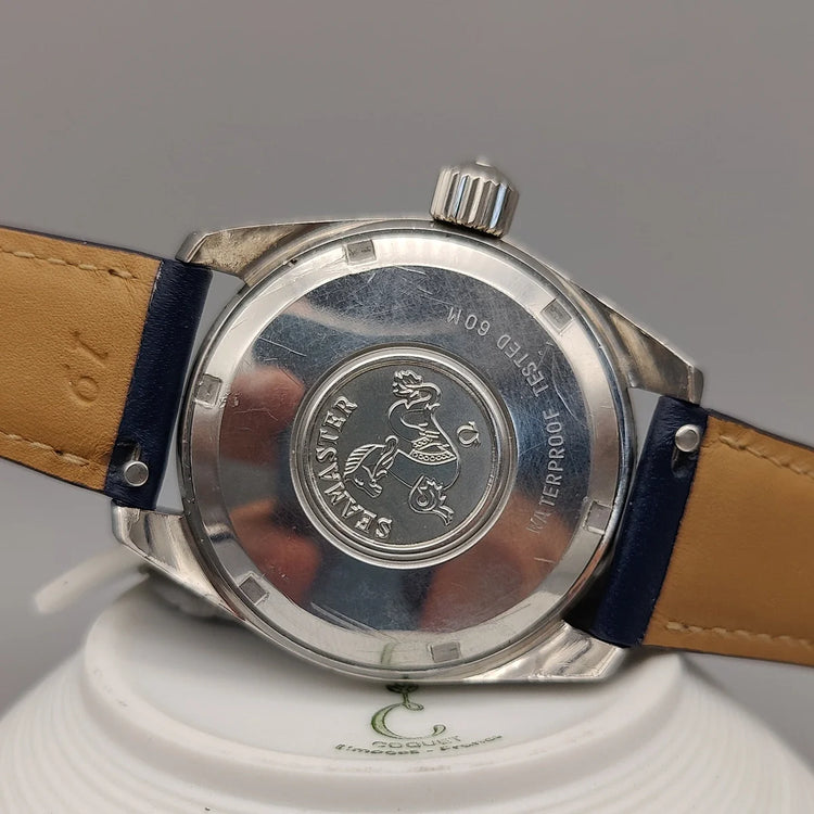 Omega Seamaster 60 vintage 1968, cadran bleu, mouvement automatique, vue de fond détaillée.