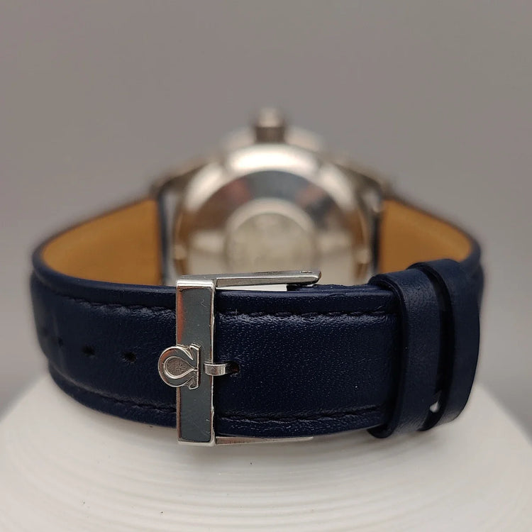 Fermoir authentique de la montre Omega Seamaster 60 de 1968. Détail vintage du bracelet bleu, 37mm.