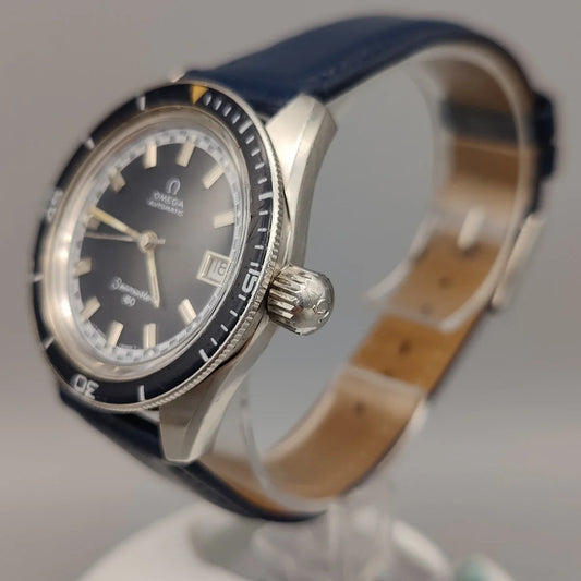 Vue détaillée de la couronne d'une montre Omega Seamaster 60 vintage de 1968, cadran bleu et mouvement automatique.