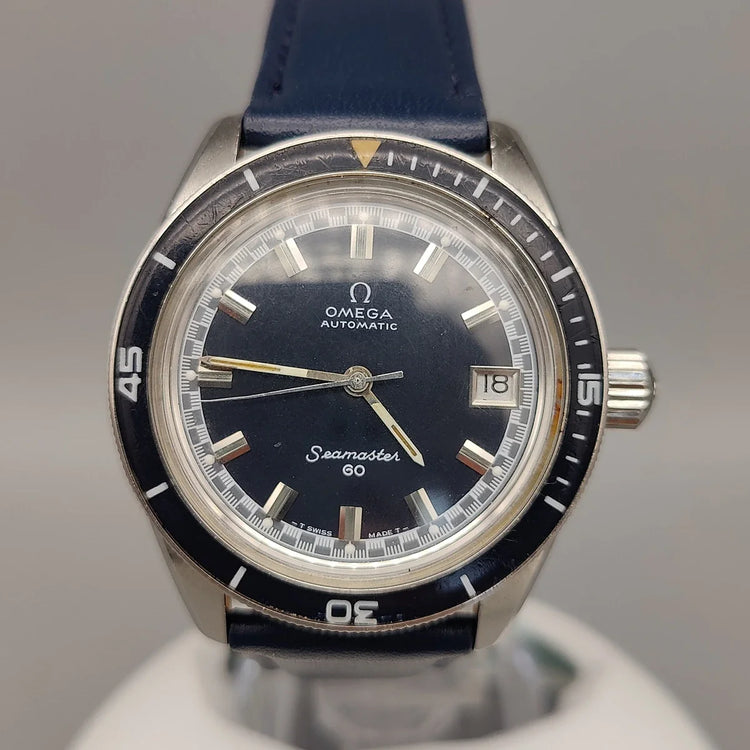 Cadran bleu d'une montre vintage Omega Seamaster 60 de 1968, mouvement automatique 37mm.