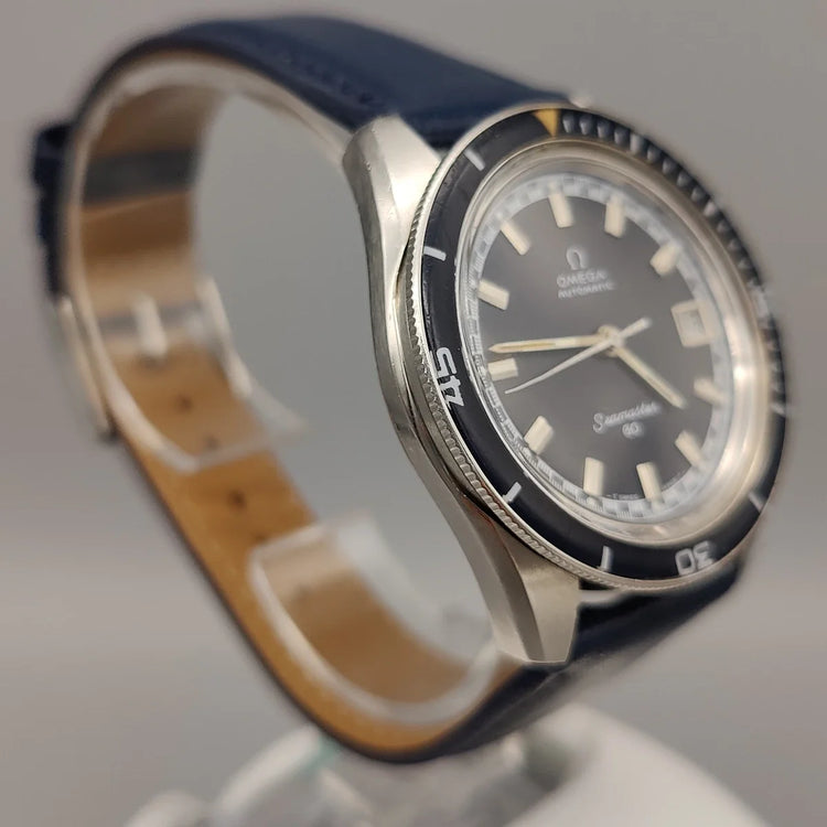 Vue de profil d'une montre Omega Seamaster 60 de 1968, cadran bleu, mouvement automatique, 37mm.