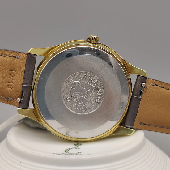 Montre Omega Seamaster De Ville 1965 automatique, cadran champagne, vue détaillée sur fond studio.