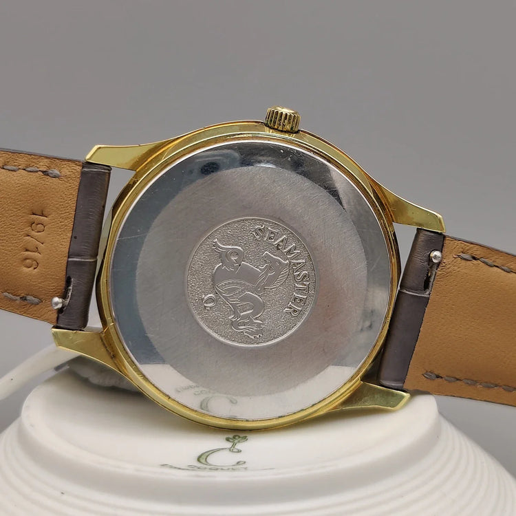 Montre Omega Seamaster De Ville 1965 automatique, cadran champagne, vue détaillée sur fond studio.