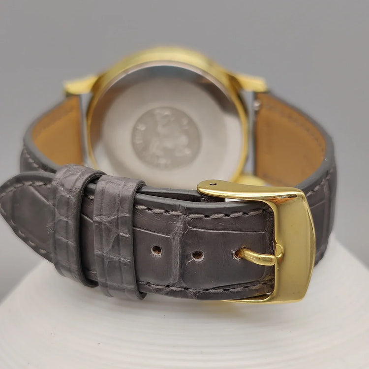 Fermoir original d'une montre Omega Seamaster De Ville automatique de 1965, cadran champagne. Détail vintage.