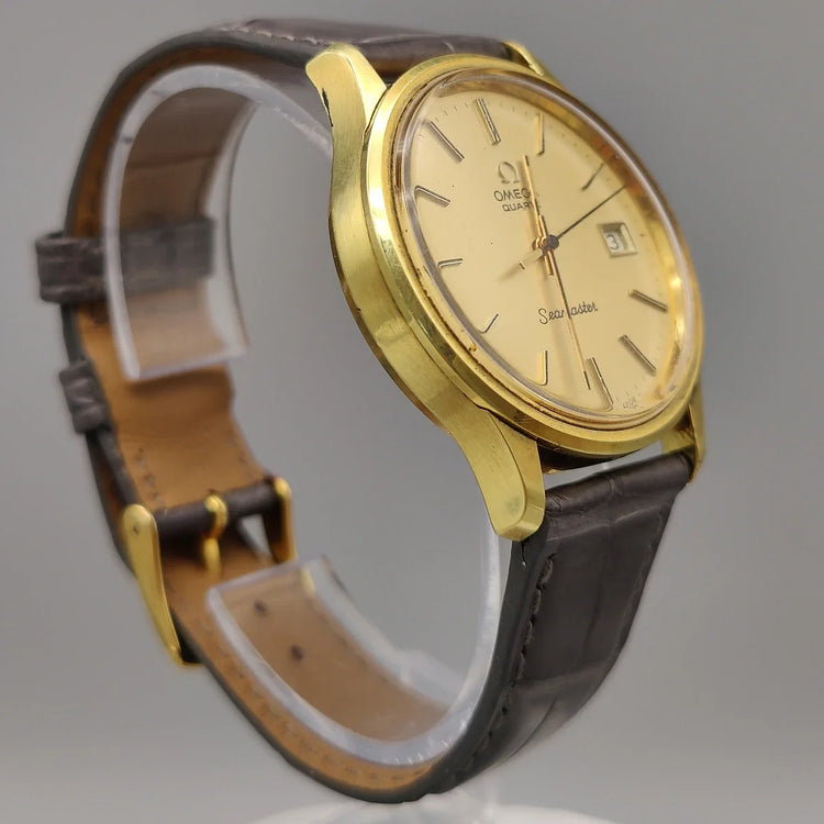 Vue détaillée de la couronne d'une montre Omega Seamaster De Ville automatique vintage de 1965, cadran champagne.