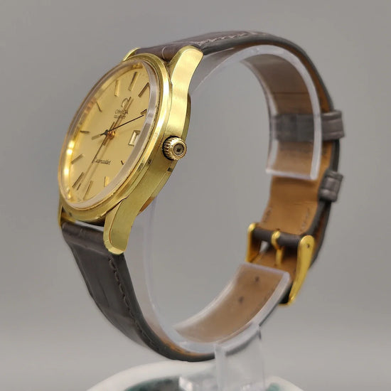 Couronne de montre Omega Seamaster De Ville automatique de 1965, cadran champagne. Détail vintage.