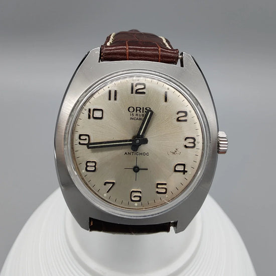 Boîtier montre vintage Oris Antichoc 1970. Cadran champagne, mouvement manuel. Élégance intemporelle pour collectionneurs.