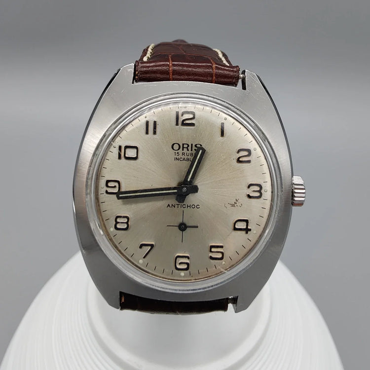 Boîtier montre vintage Oris Antichoc 1970. Cadran champagne, mouvement manuel. Élégance intemporelle pour collectionneurs.