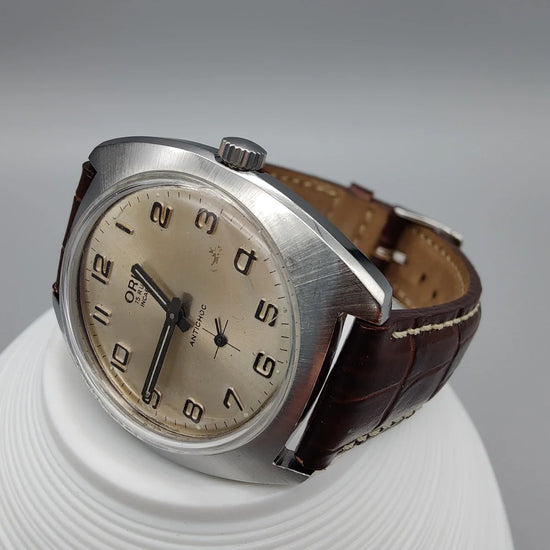Couronne détaillée d'une montre Oris Antichoc vintage de 1970. Mouvement manuel, cadran champagne.