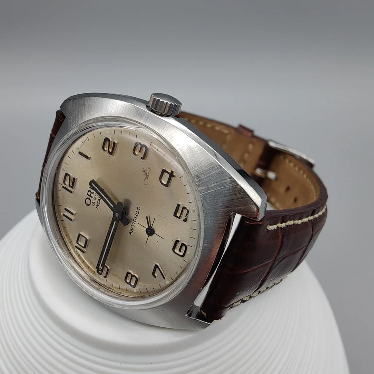 Couronne détaillée d'une montre Oris Antichoc vintage de 1970. Mouvement manuel, cadran champagne.
