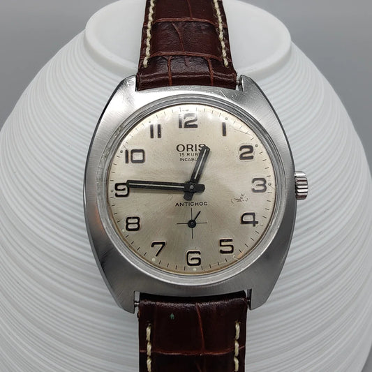 Vue du cadran Oris Antichoc vintage 1970, mouvement manuel. Montre classique champagne, parfait pour collectionneurs.