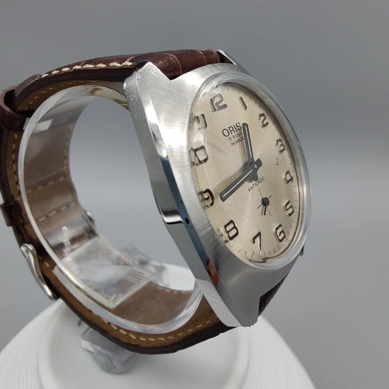 Montre Oris Antichoc vintage 1970, cadran champagne, vue de profil. Un classique mécanique intemporel.