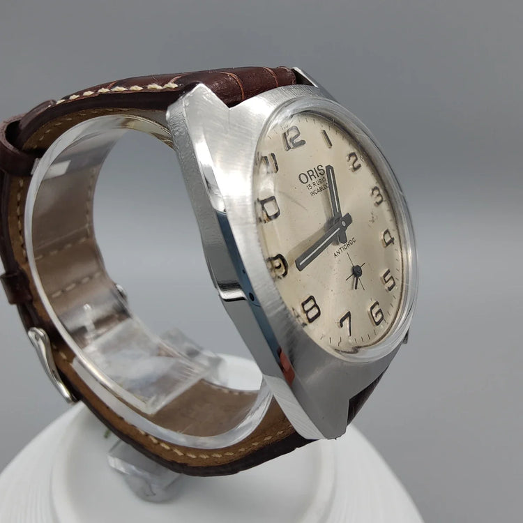 Montre Oris Antichoc vintage 1970, cadran champagne, vue de profil. Un classique mécanique intemporel.