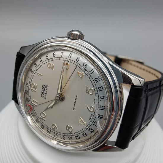 Couronne finement cannelée d'une montre vintage Oris Pointer-Date 1997 à mouvement manuel, cadran crème.