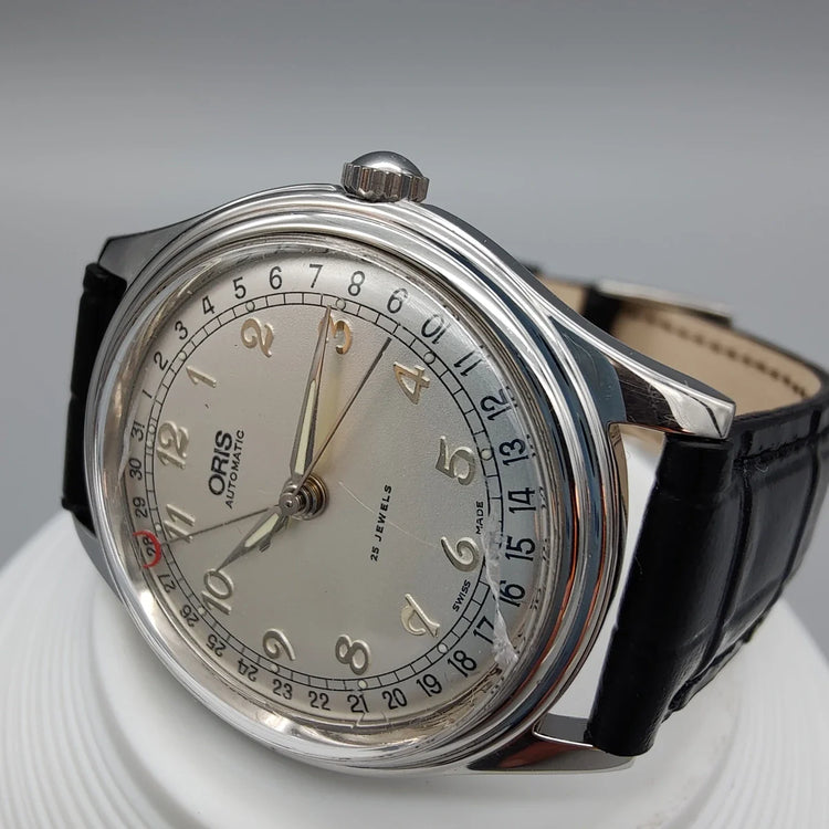 Couronne finement cannelée d'une montre vintage Oris Pointer-Date 1997 à mouvement manuel, cadran crème.