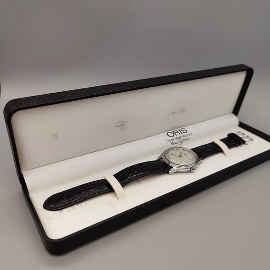 Montre Oris Pointer-Date vintage 1997, cadran crème, mouvement manuel. Photo lifestyle au poignet, style intemporel.